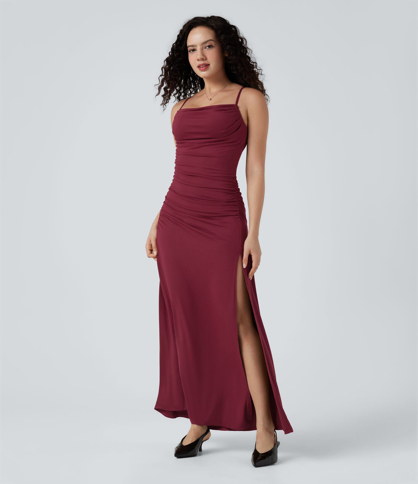 Gerafftes Maxikleid mit Wasserfallausschnitt, verstellbaren Trägern und Schlitz