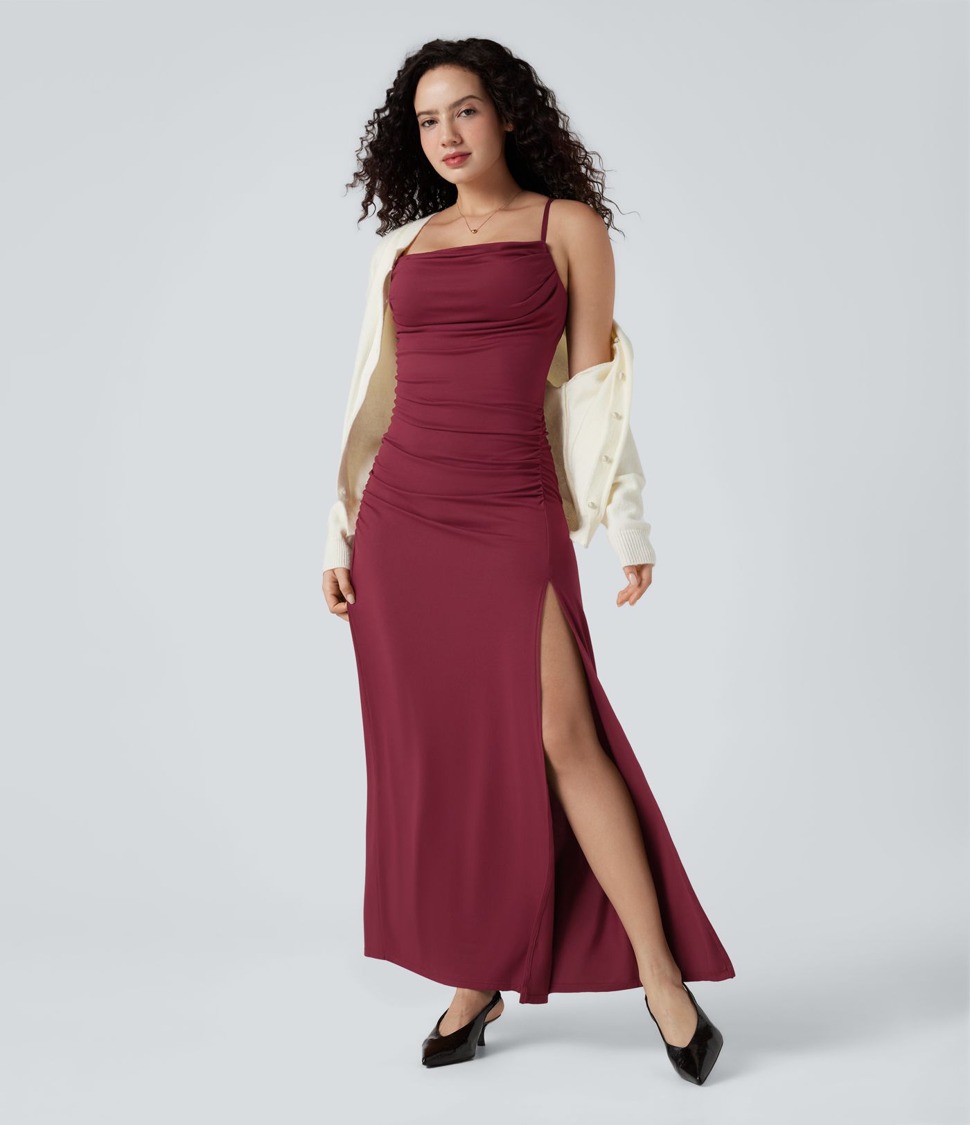 Gerafftes Maxikleid mit Wasserfallausschnitt, verstellbaren Trägern und Schlitz