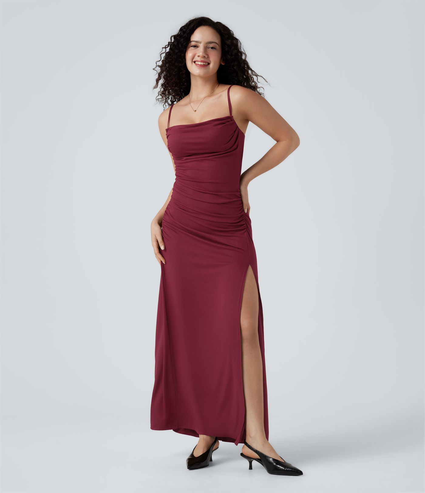 Gerafftes Maxikleid mit Wasserfallausschnitt, verstellbaren Trägern und Schlitz