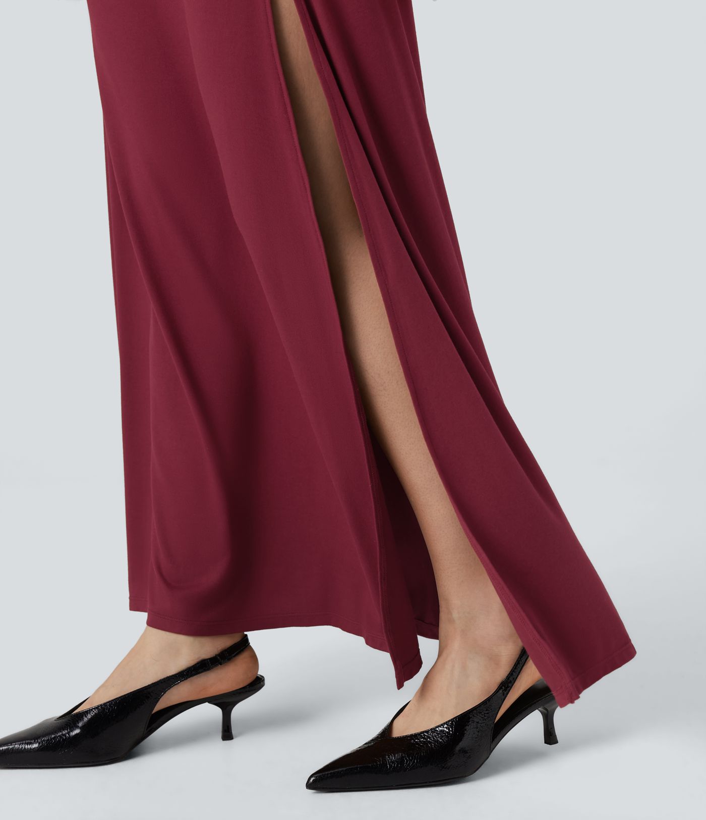 Gerafftes Maxikleid mit Wasserfallausschnitt, verstellbaren Trägern und Schlitz