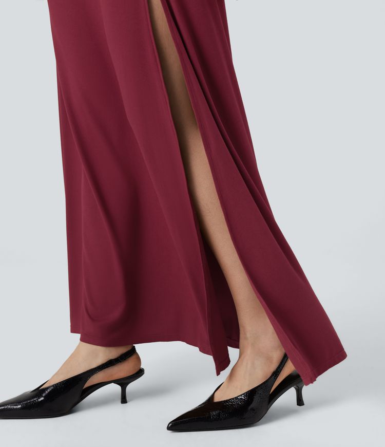 Gerafftes Maxikleid mit Wasserfallausschnitt, verstellbaren Trägern und Schlitz