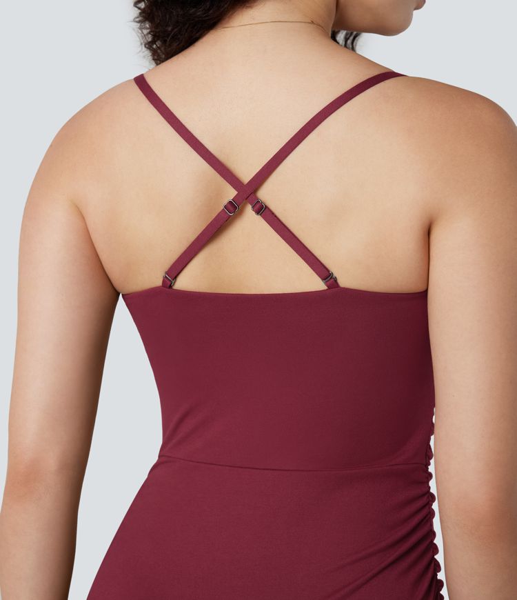 Gerafftes Maxikleid mit Wasserfallausschnitt, verstellbaren Trägern und Schlitz