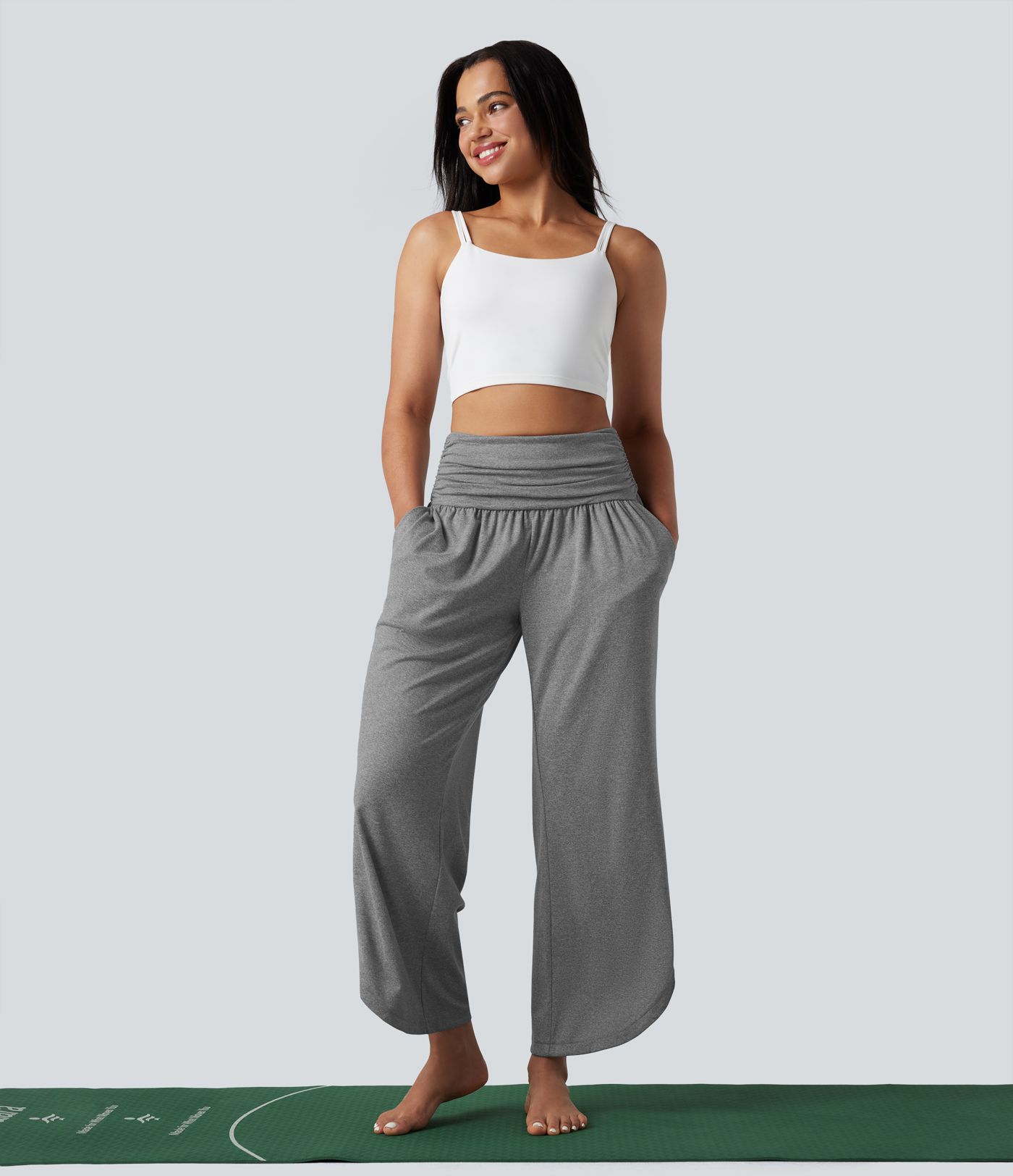 Pantalones de yoga jaspeados de tiro medio y pernera ancha, con fruncidos, pañuelo curvo y bolsillos