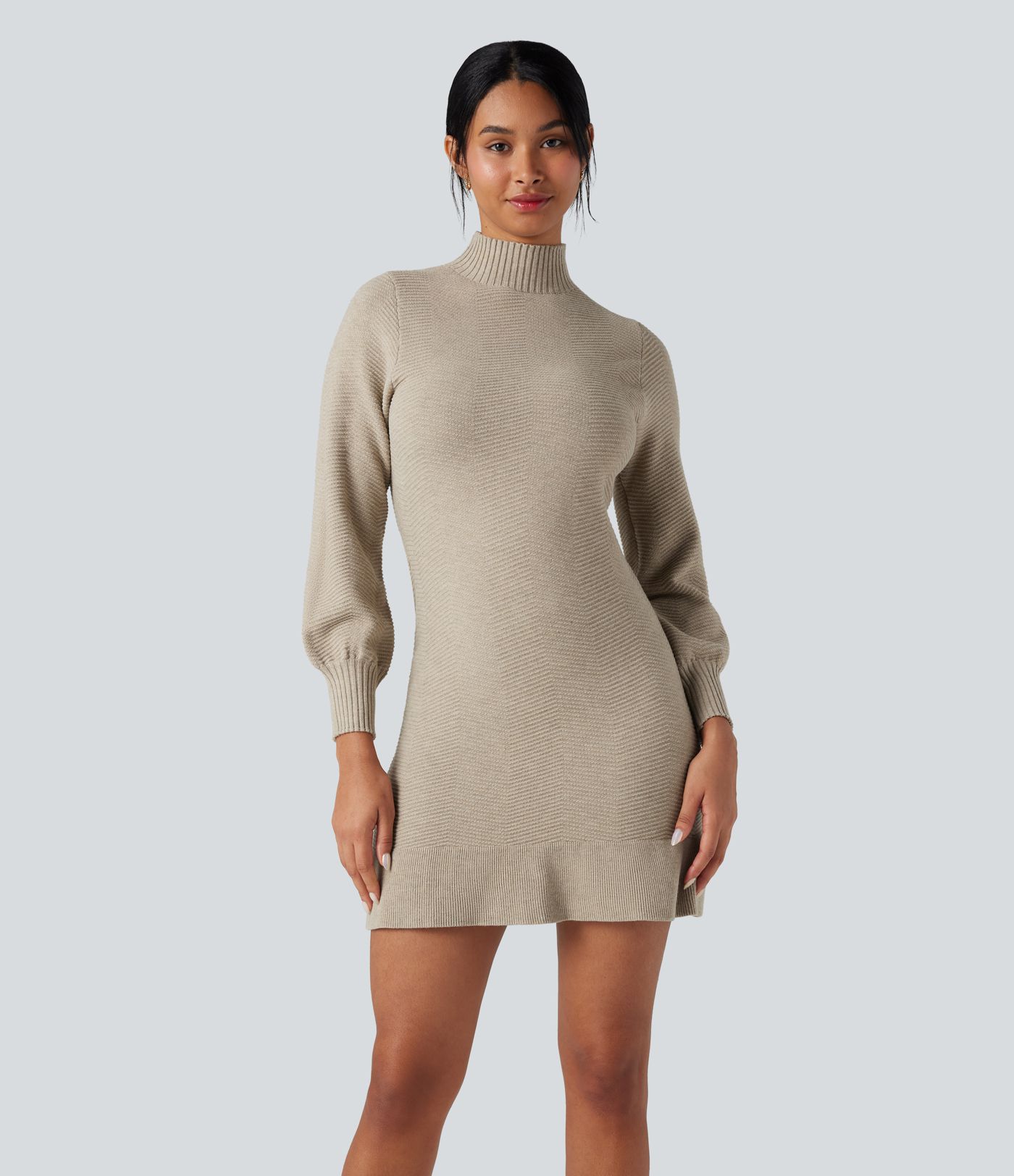 Figurbetontes Mini-Strickkleid mit Stehkragen,   langen Ärmeln und Rüschensaum 