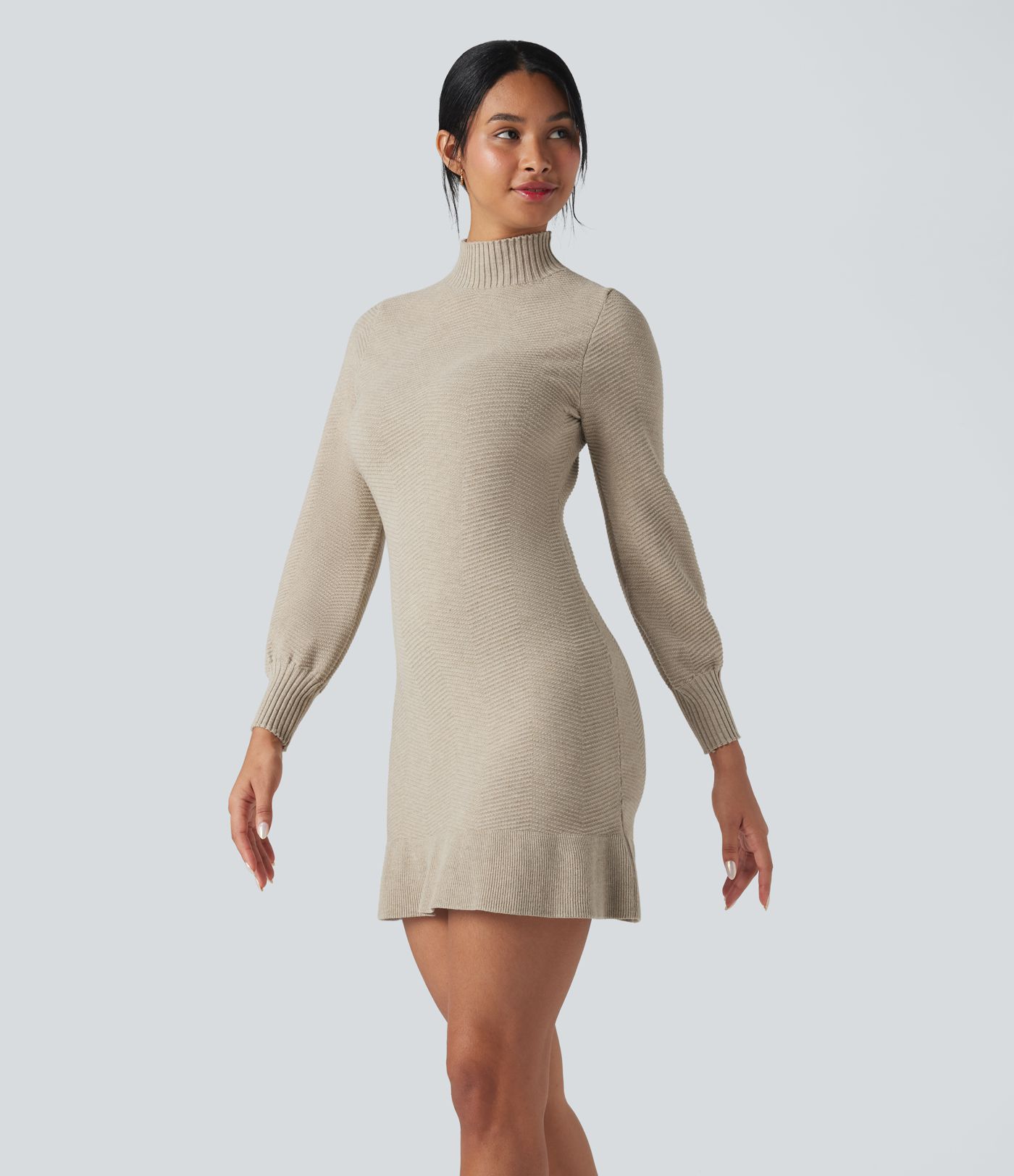 Figurbetontes Mini-Strickkleid mit Stehkragen,   langen Ärmeln und Rüschensaum 