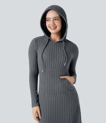 Lässiges, geripptes Strick-Maxikleid mit Kapuze, langen Ärmeln und Tasche