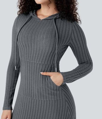 Lässiges, geripptes Strick-Maxikleid mit Kapuze, langen Ärmeln und Tasche