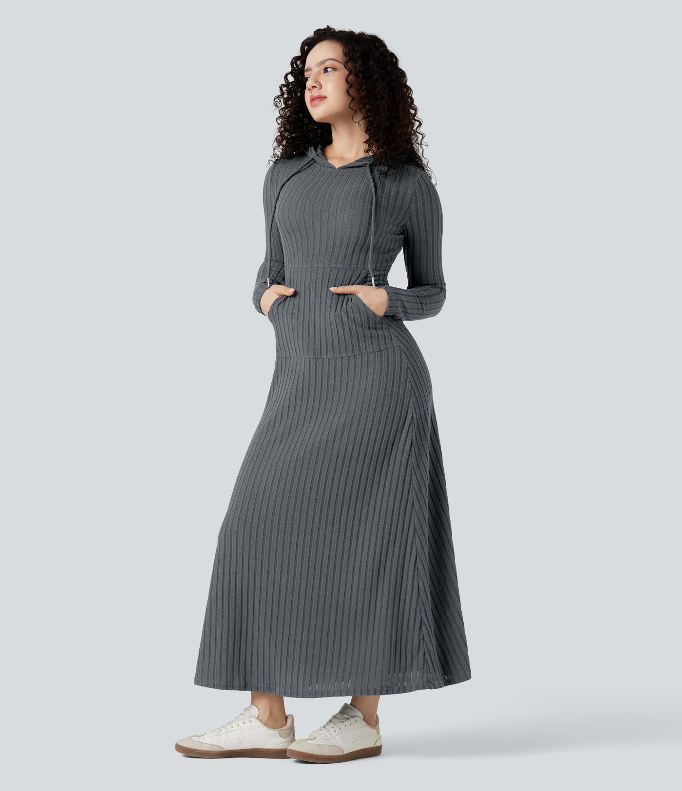 Lässiges, geripptes Strick-Maxikleid mit Kapuze, langen Ärmeln und Tasche