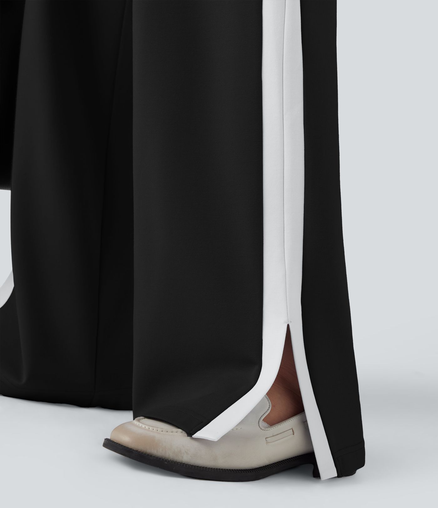 Hose mit geradem Bein, mittlerer Bundhöhe, Colorblock-Design, Seitenschlitzen und Taschen