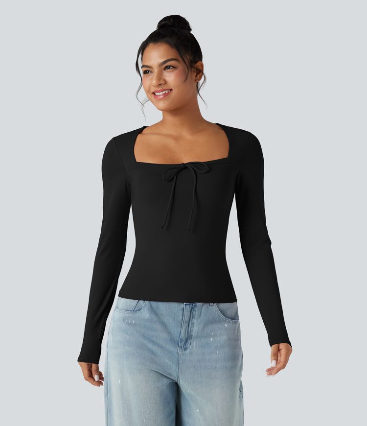 Top casual de manga larga con escote cuadrado y cordones.