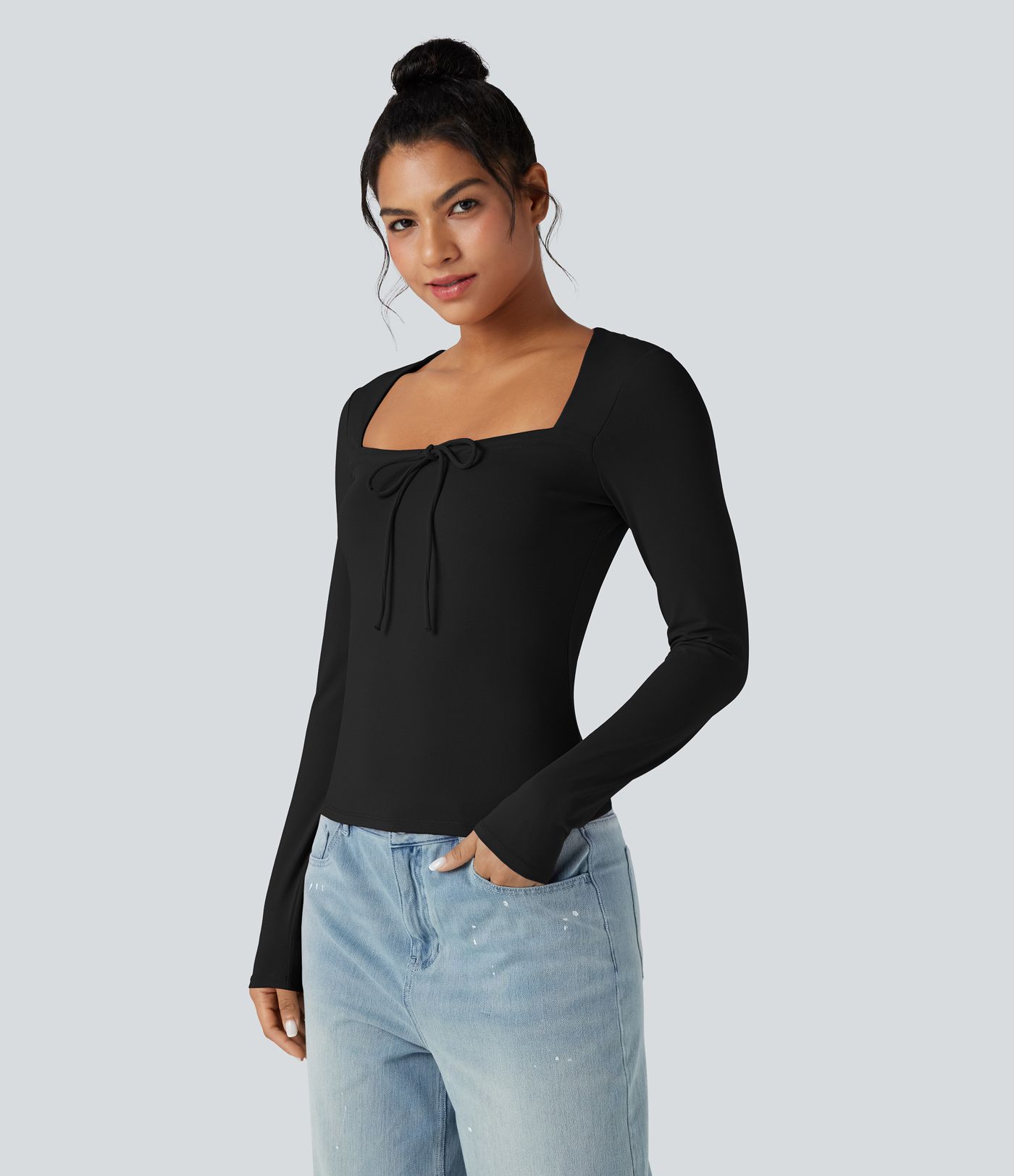 Top casual de manga larga con escote cuadrado y cordones.