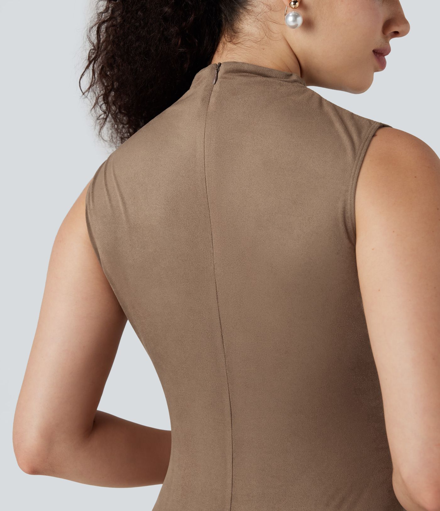 Mini-robe moulante en suède à col montant sans manches