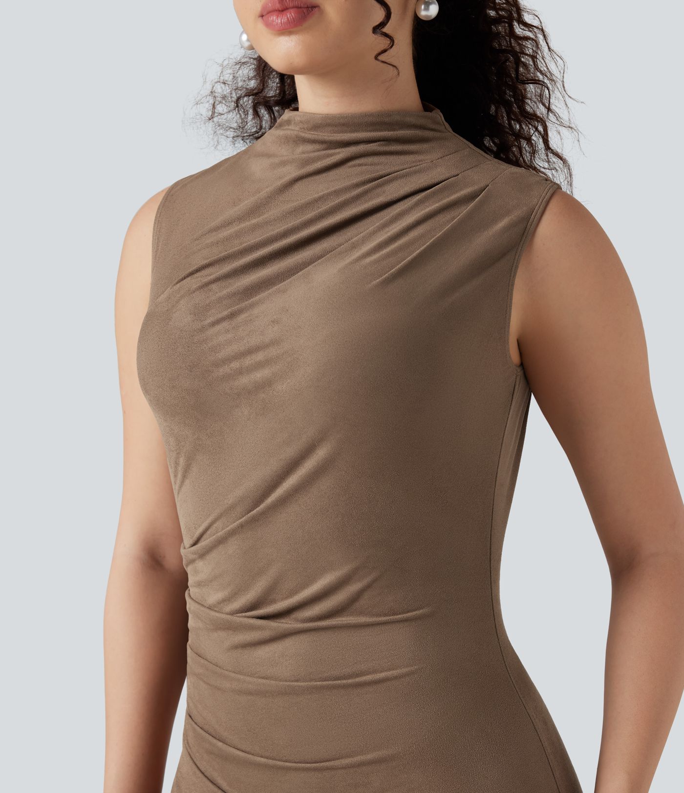 Mini-robe moulante en suède à col montant sans manches