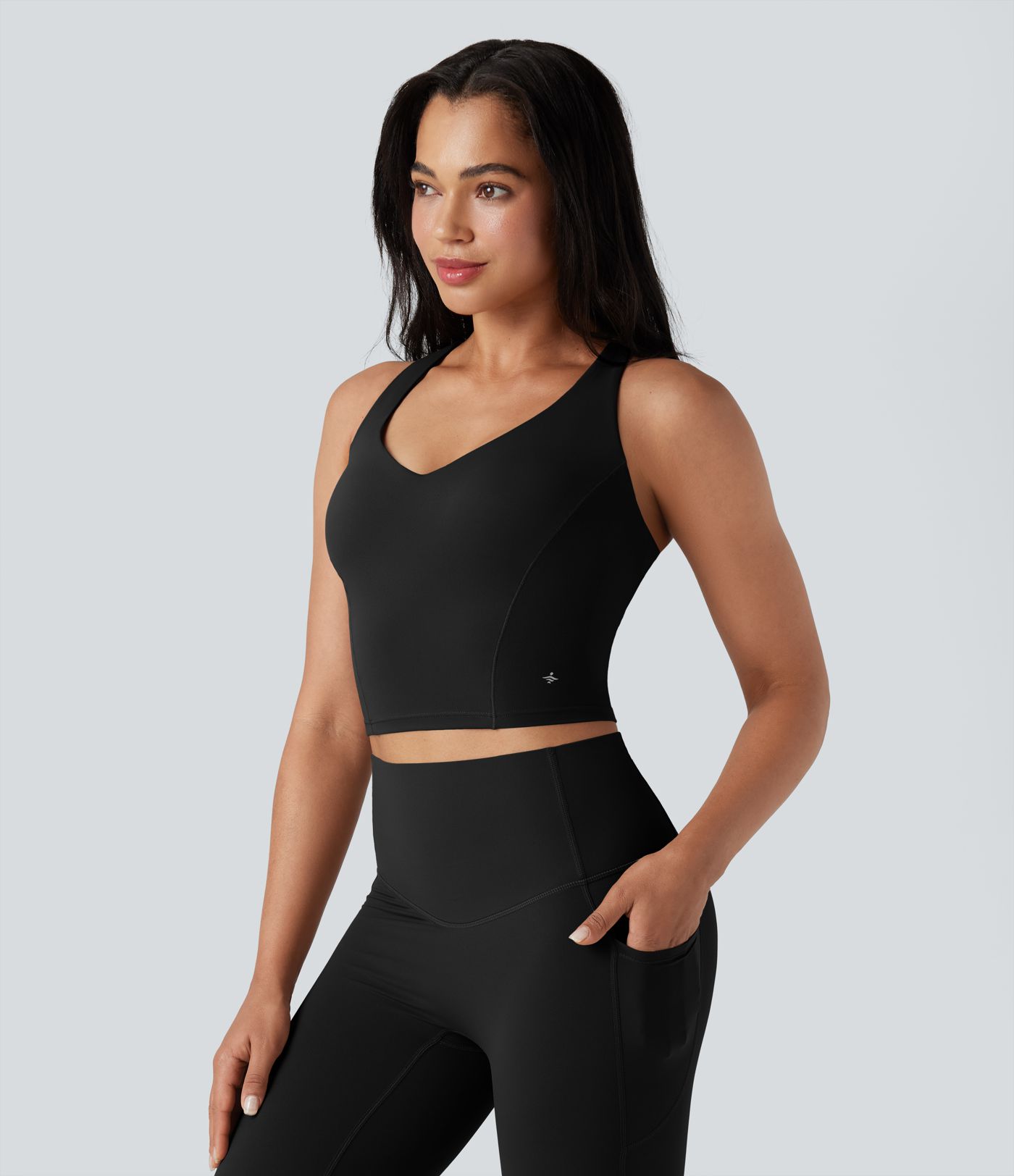 Halara UltraSculpt™ 2-i-1 yogatop med dyb V-hals, formstøbte spacer-indlæg og krydsryg