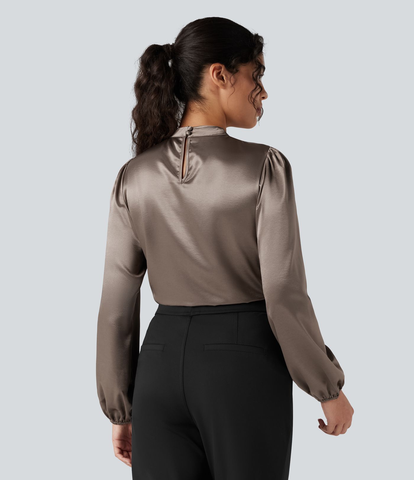 Arbeitsbluse aus Satin mit Schlüsselloch-Rücken und Puffärmeln