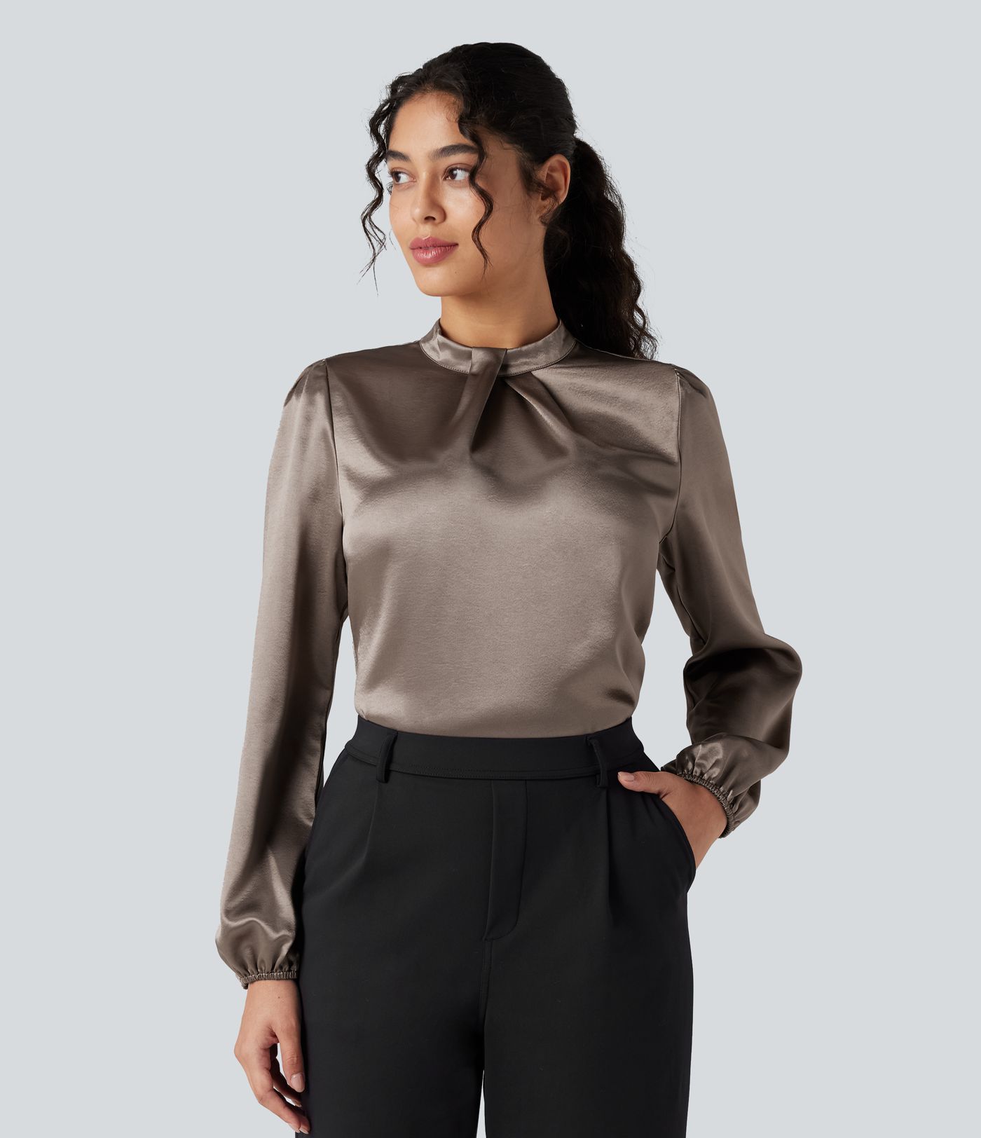 Arbeitsbluse aus Satin mit Schlüsselloch-Rücken und Puffärmeln