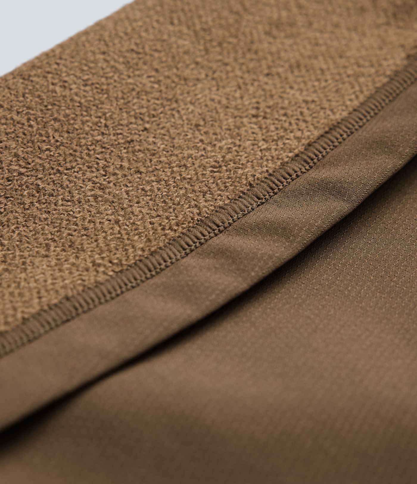 Robuste, wasserabweisende, wärmende, hochgeschnittene Wanderhose mit weitem Bein und Taschen.