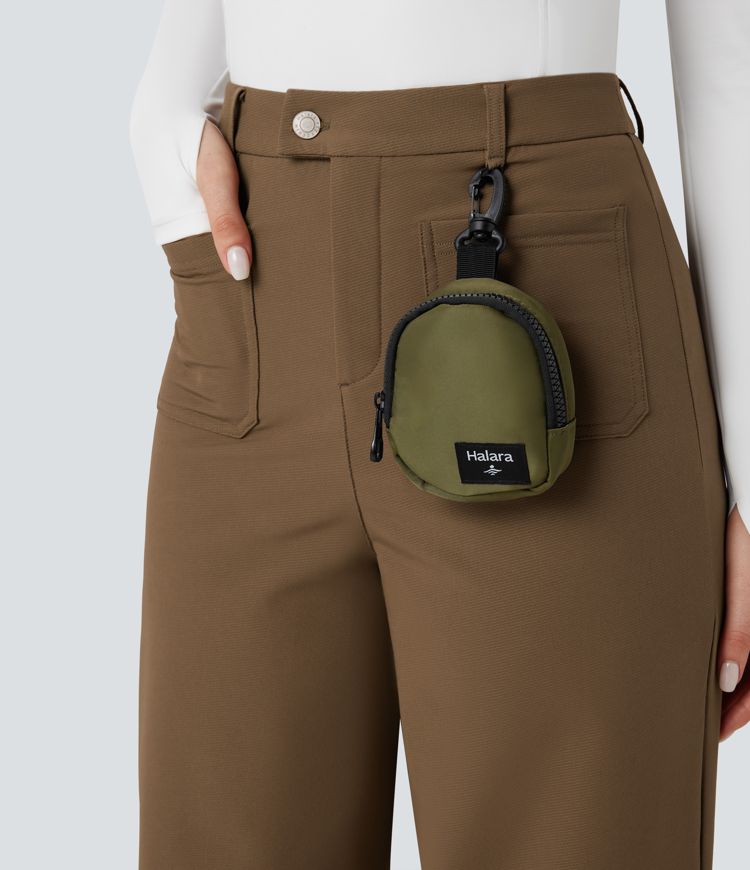 Robuste, wasserabweisende, wärmende, hochgeschnittene Wanderhose mit weitem Bein und Taschen.