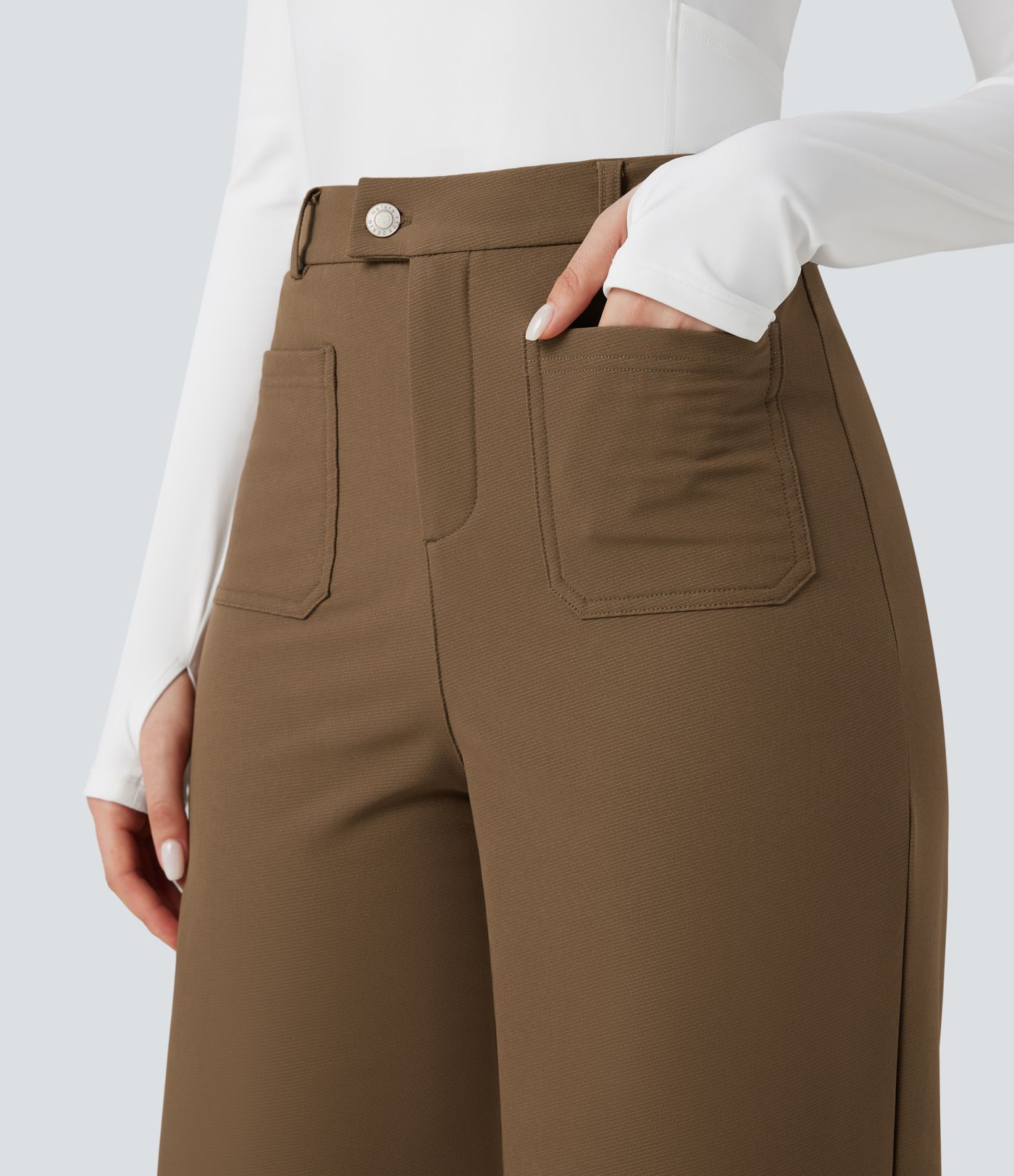 Robuste, wasserabweisende, wärmende, hochgeschnittene Wanderhose mit weitem Bein und Taschen.