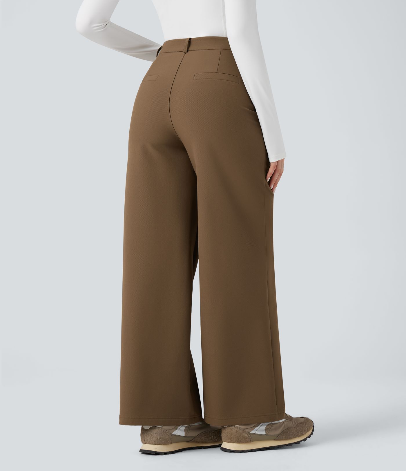 Robuste, wasserabweisende, wärmende, hochgeschnittene Wanderhose mit weitem Bein und Taschen.