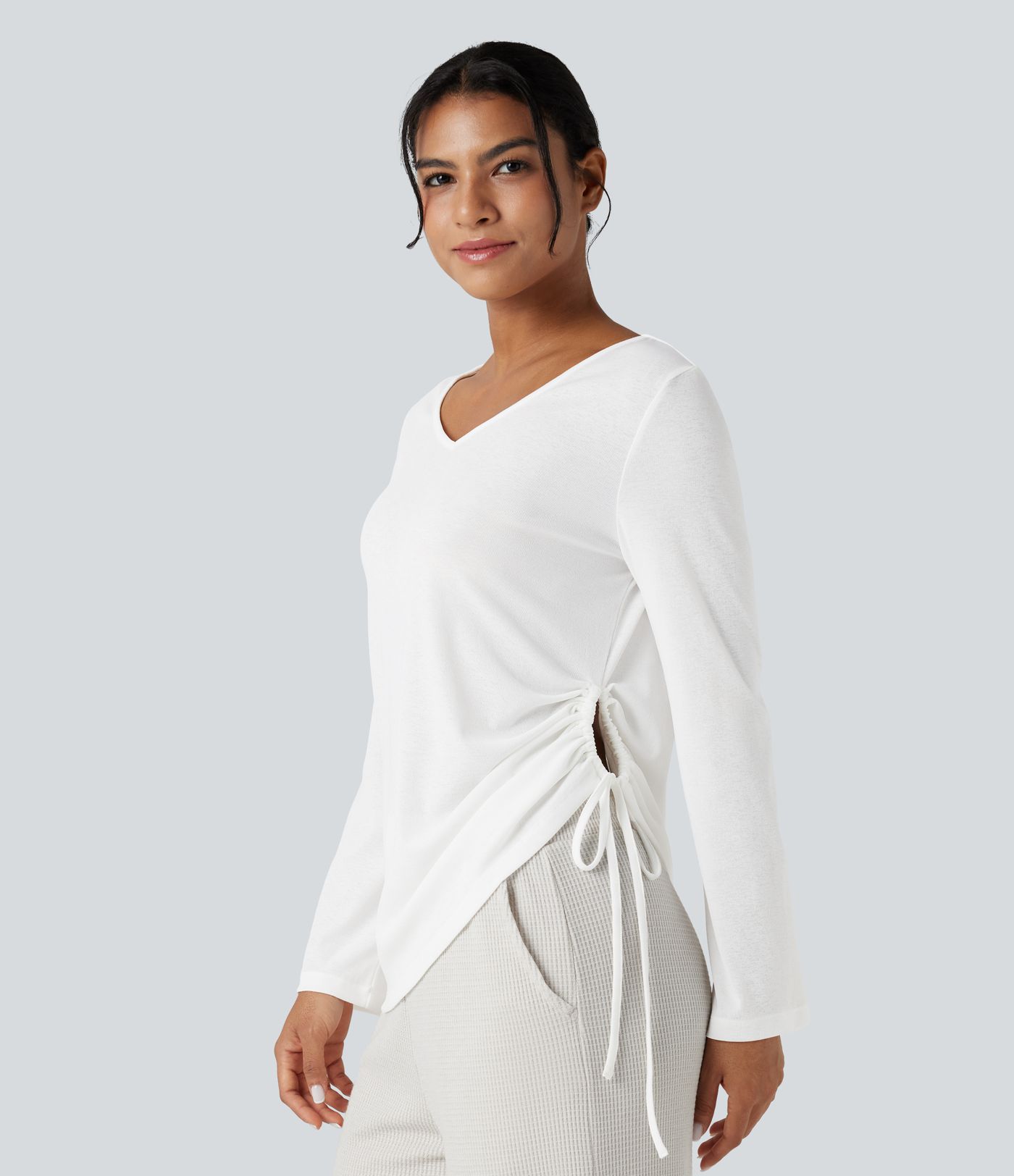 Lässiges Oberteil mit tiefem V-Ausschnitt, langen Ärmeln und Kordelzug am Saum