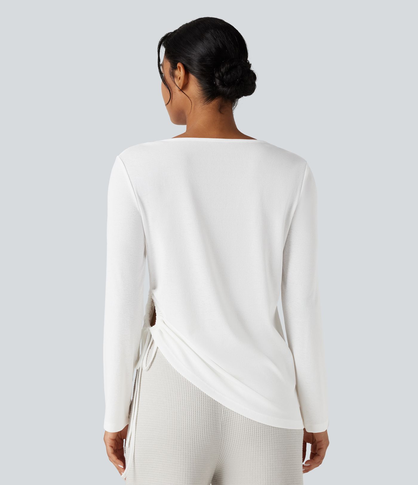 Lässiges Oberteil mit tiefem V-Ausschnitt, langen Ärmeln und Kordelzug am Saum