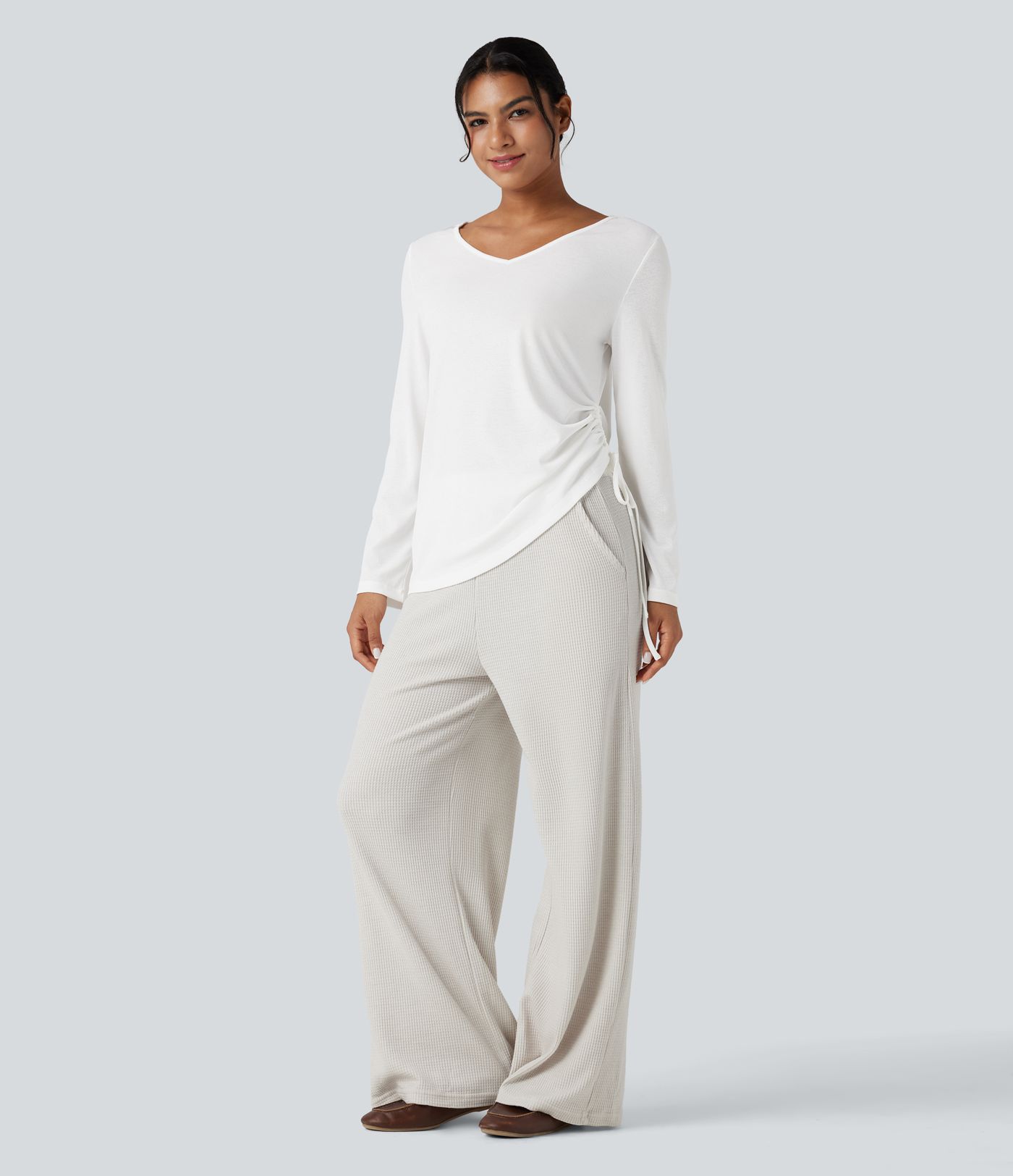 Lässiges Oberteil mit tiefem V-Ausschnitt, langen Ärmeln und Kordelzug am Saum