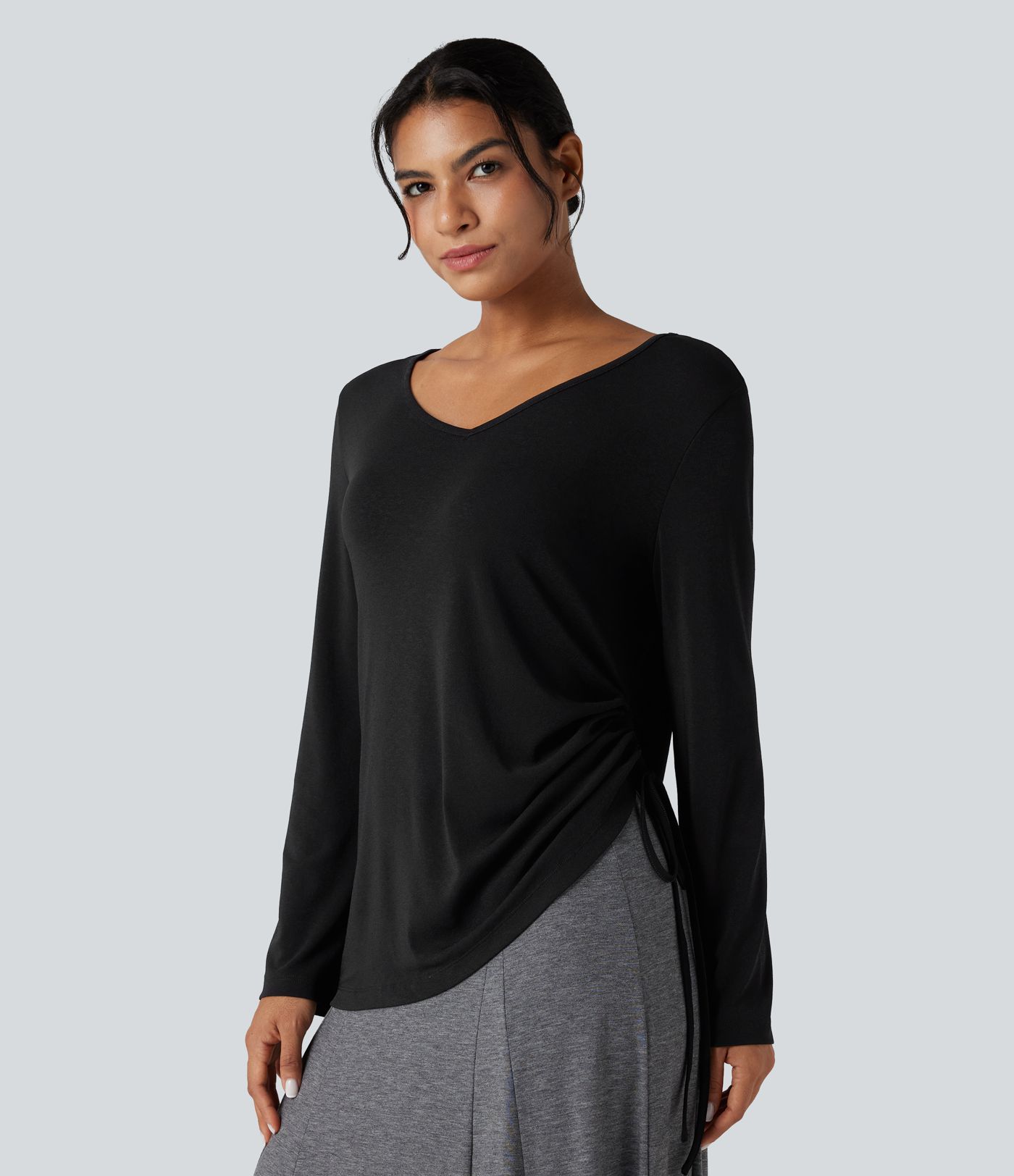 Lässiges Top mit tiefem V-Ausschnitt, langen Ärmeln und Kordelzug am Saum