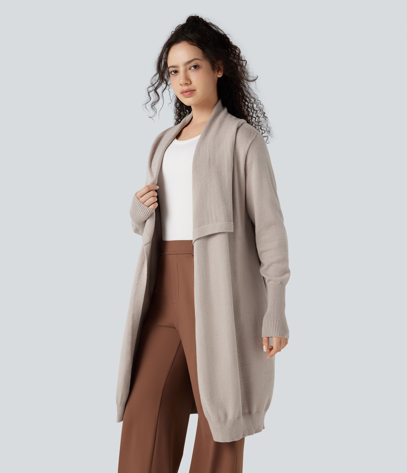 Cardigan da lavoro lungo con rever, maniche lunghe e tasche.