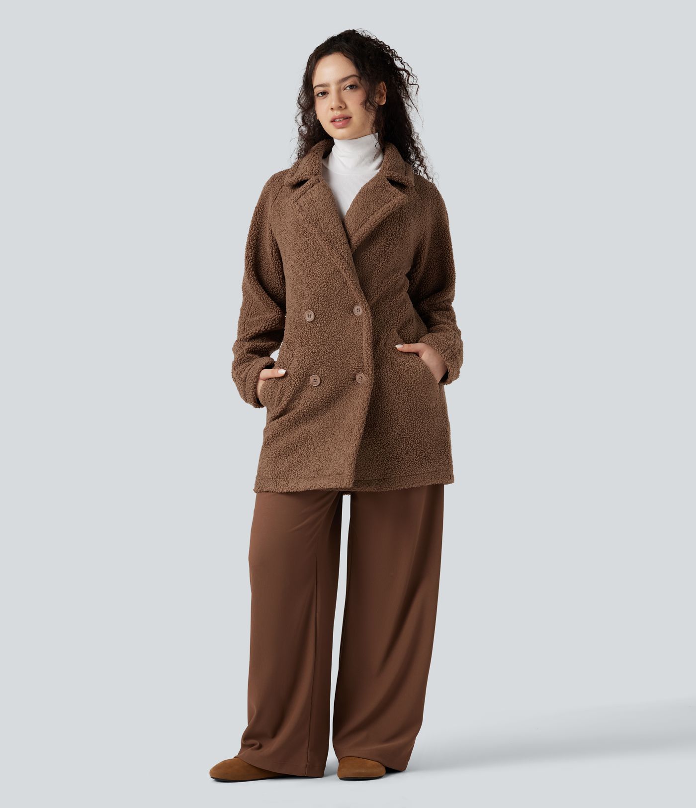 Avslappet sherpa-frakk med revers og lommer