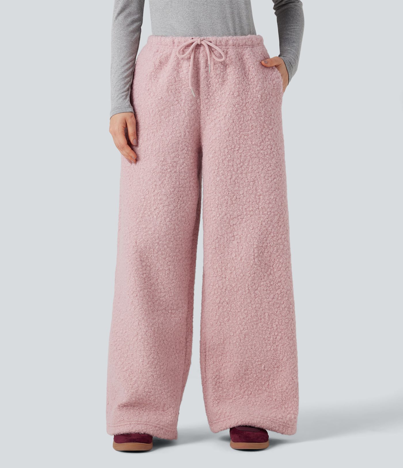 Afslappede bukser med mellemhøj talje og snøre, i teddy-stof, med vide ben og lommer.
