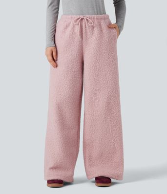 Afslappede bukser med mellemhøj talje og snøre, i teddy-stof, med vide ben og lommer.