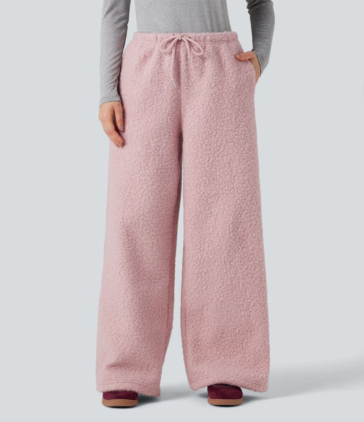 Afslappede bukser med mellemhøj talje og snøre, i teddy-stof, med vide ben og lommer.