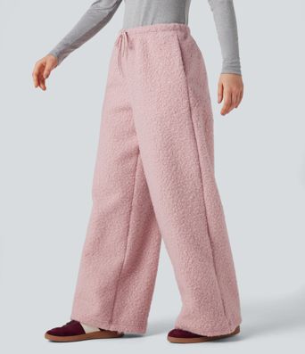 Afslappede bukser med mellemhøj talje og snøre, i teddy-stof, med vide ben og lommer.