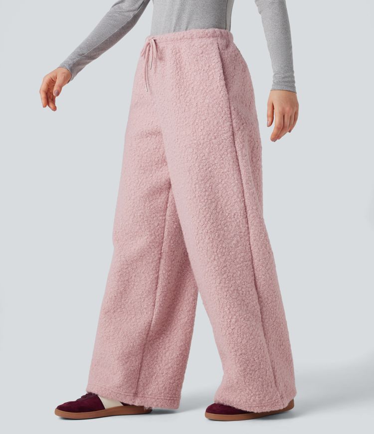 Afslappede bukser med mellemhøj talje og snøre, i teddy-stof, med vide ben og lommer.