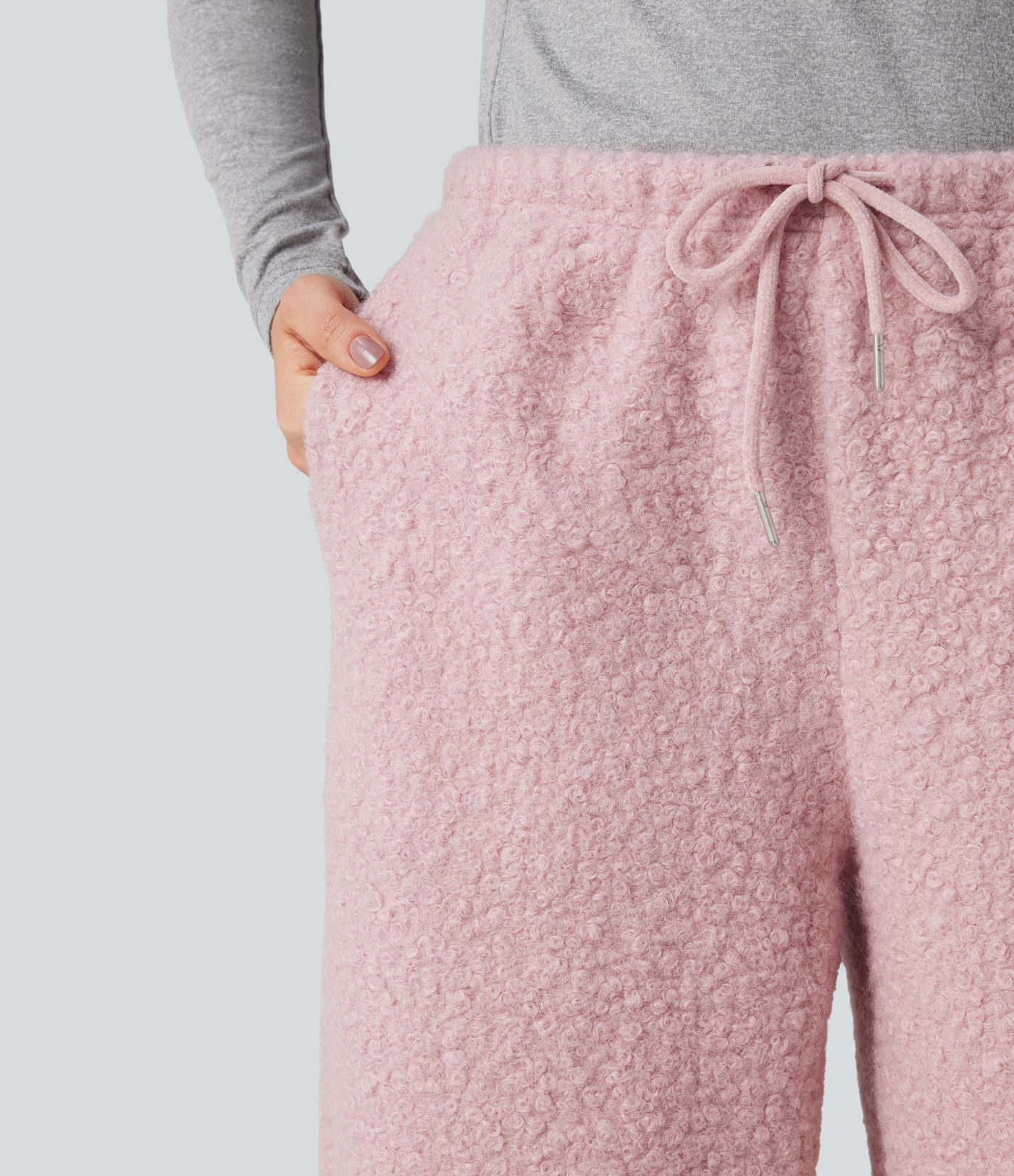 Afslappede bukser med mellemhøj talje og snøre, i teddy-stof, med vide ben og lommer.