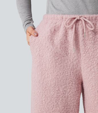 Afslappede bukser med mellemhøj talje og snøre, i teddy-stof, med vide ben og lommer.