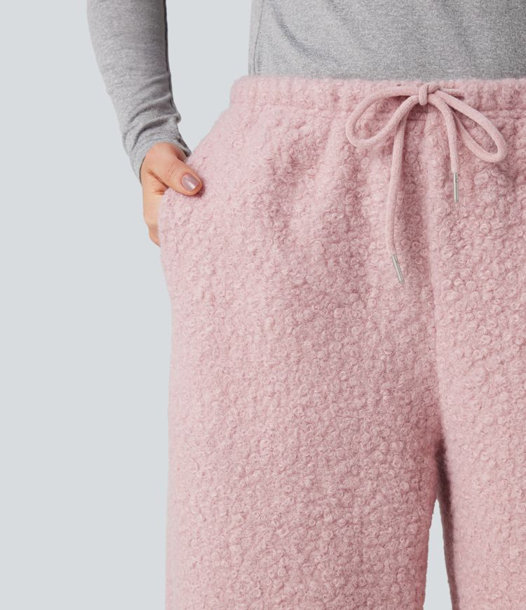 Afslappede bukser med mellemhøj talje og snøre, i teddy-stof, med vide ben og lommer.