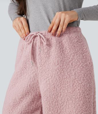 Afslappede bukser med mellemhøj talje og snøre, i teddy-stof, med vide ben og lommer.