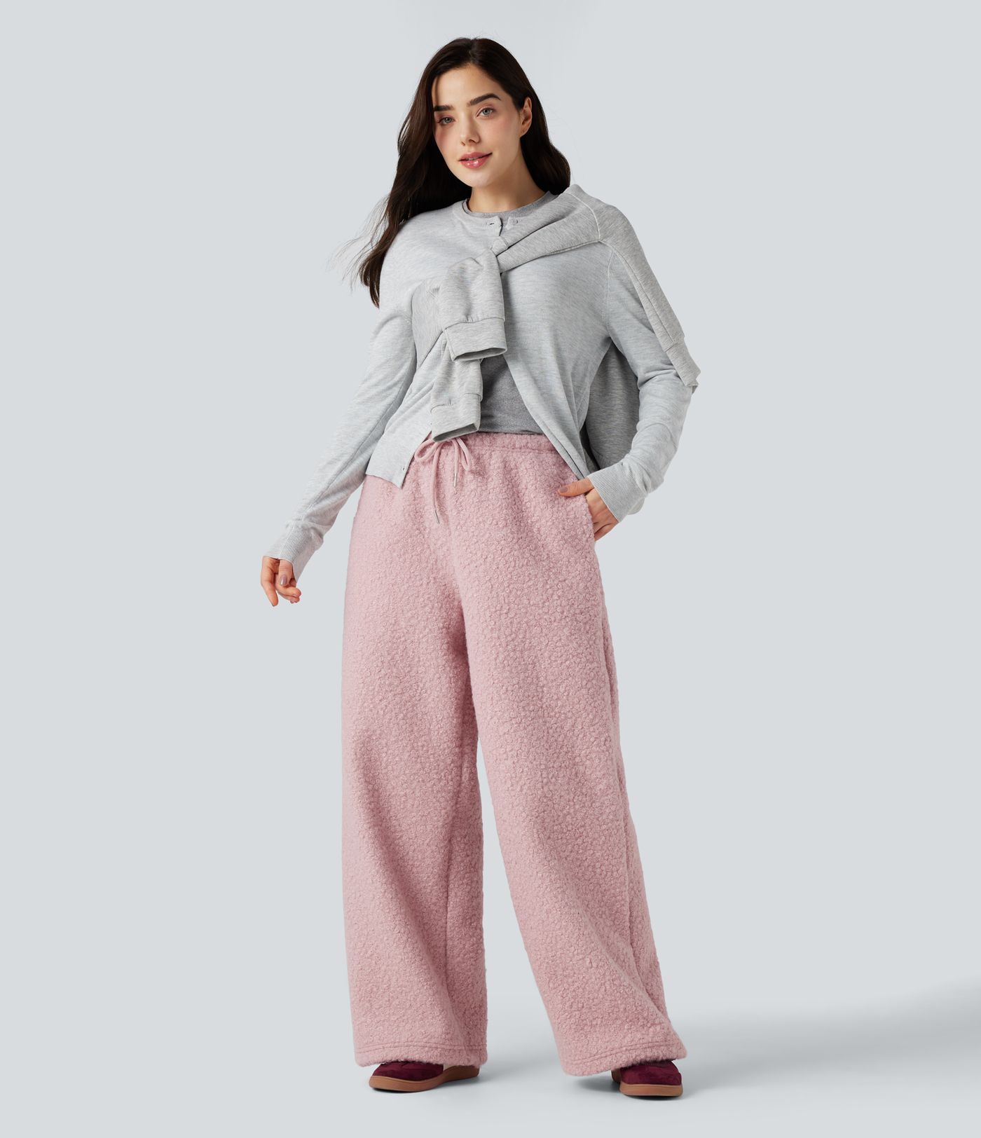 Afslappede bukser med mellemhøj talje og snøre, i teddy-stof, med vide ben og lommer.