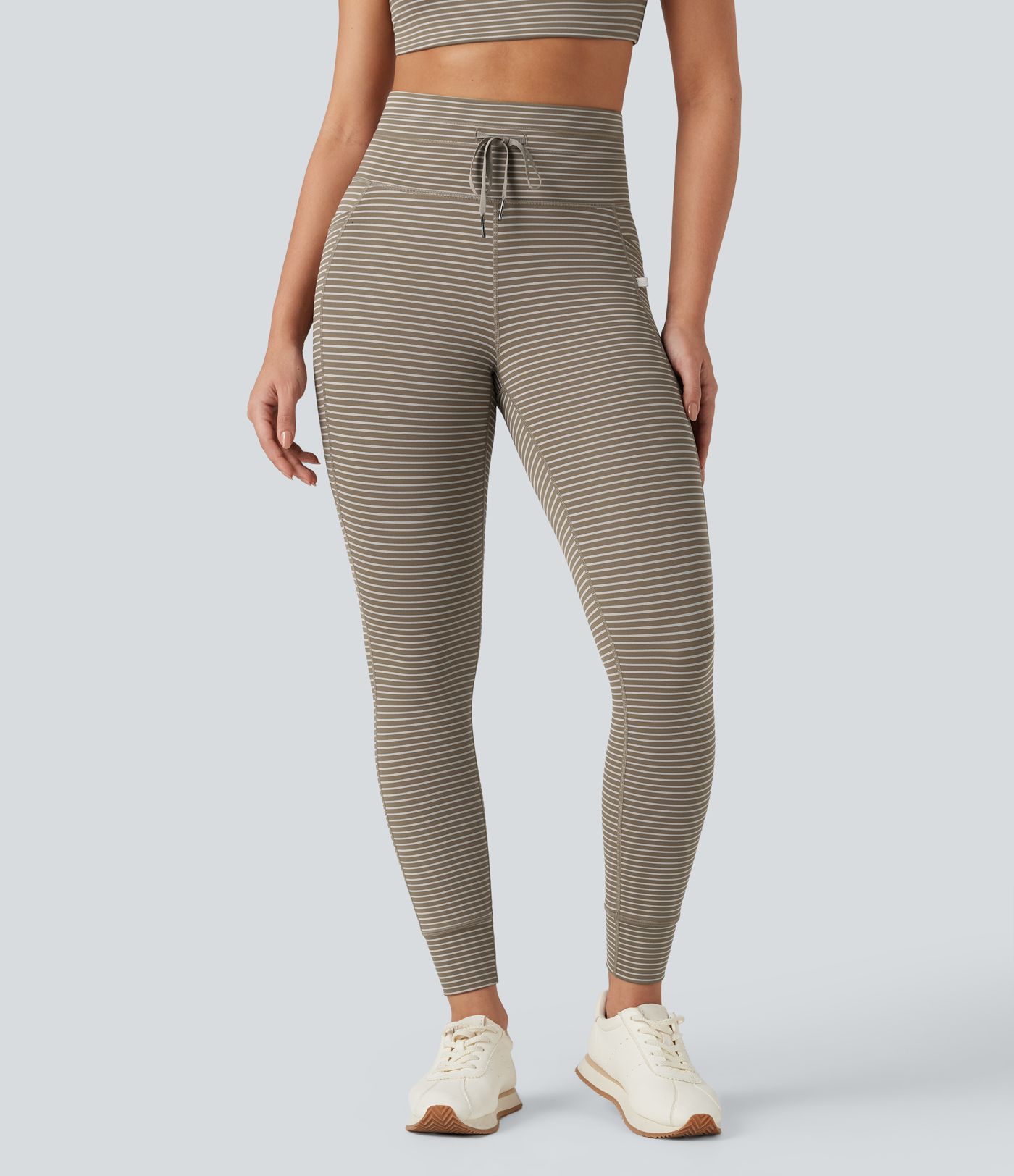Gestreifte Yoga-Leggings mit hohem Bund, Seitentaschen und Kordelzug