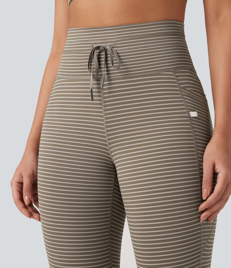 Gestreifte Yoga-Leggings mit hohem Bund, Seitentaschen und Kordelzug