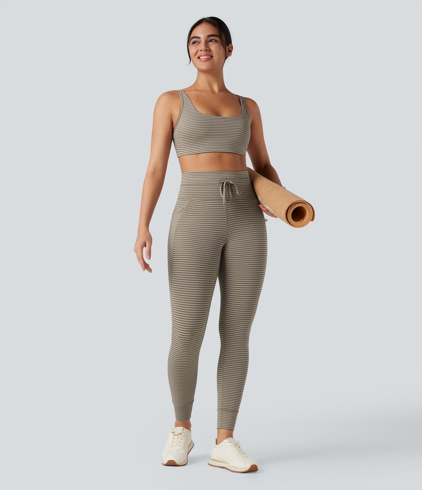 Gestreifte Yoga-Leggings mit hohem Bund, Seitentaschen und Kordelzug