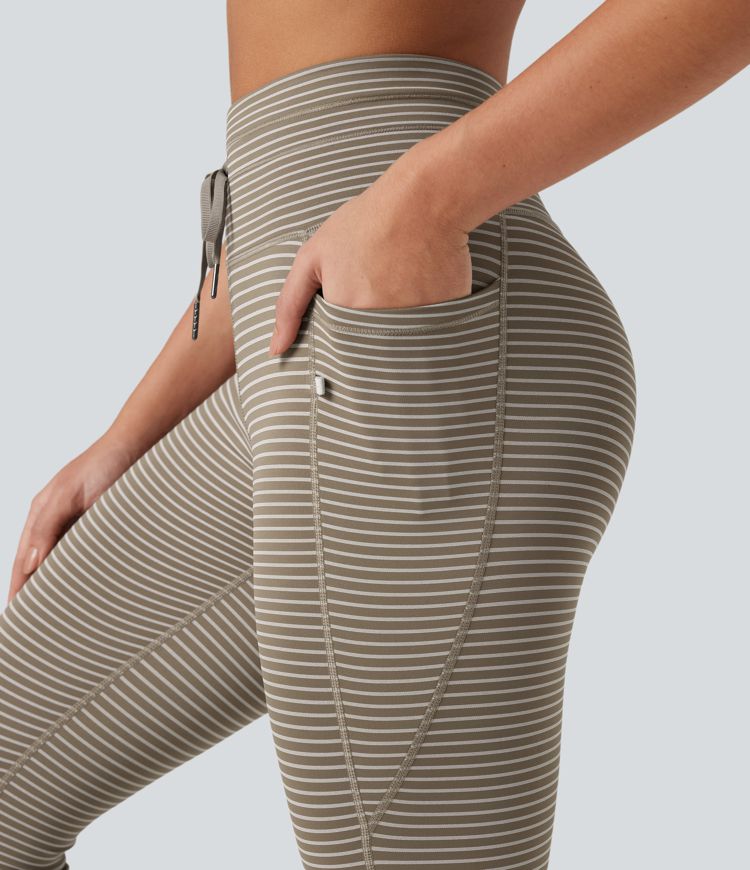 Gestreifte Yoga-Leggings mit hohem Bund, Seitentaschen und Kordelzug