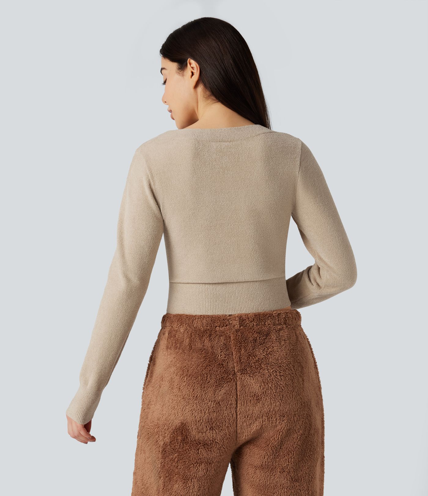 Kurz geschnittener Freizeitpullover mit U-Ausschnitt und langen Ärmeln