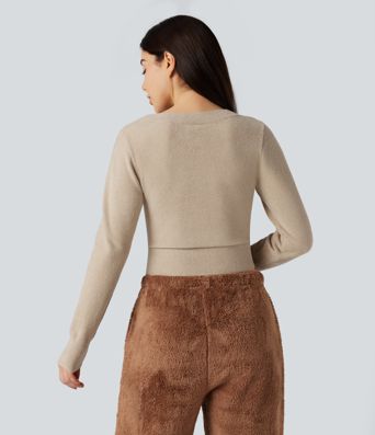 Kurz geschnittener Freizeitpullover mit U-Ausschnitt und langen Ärmeln