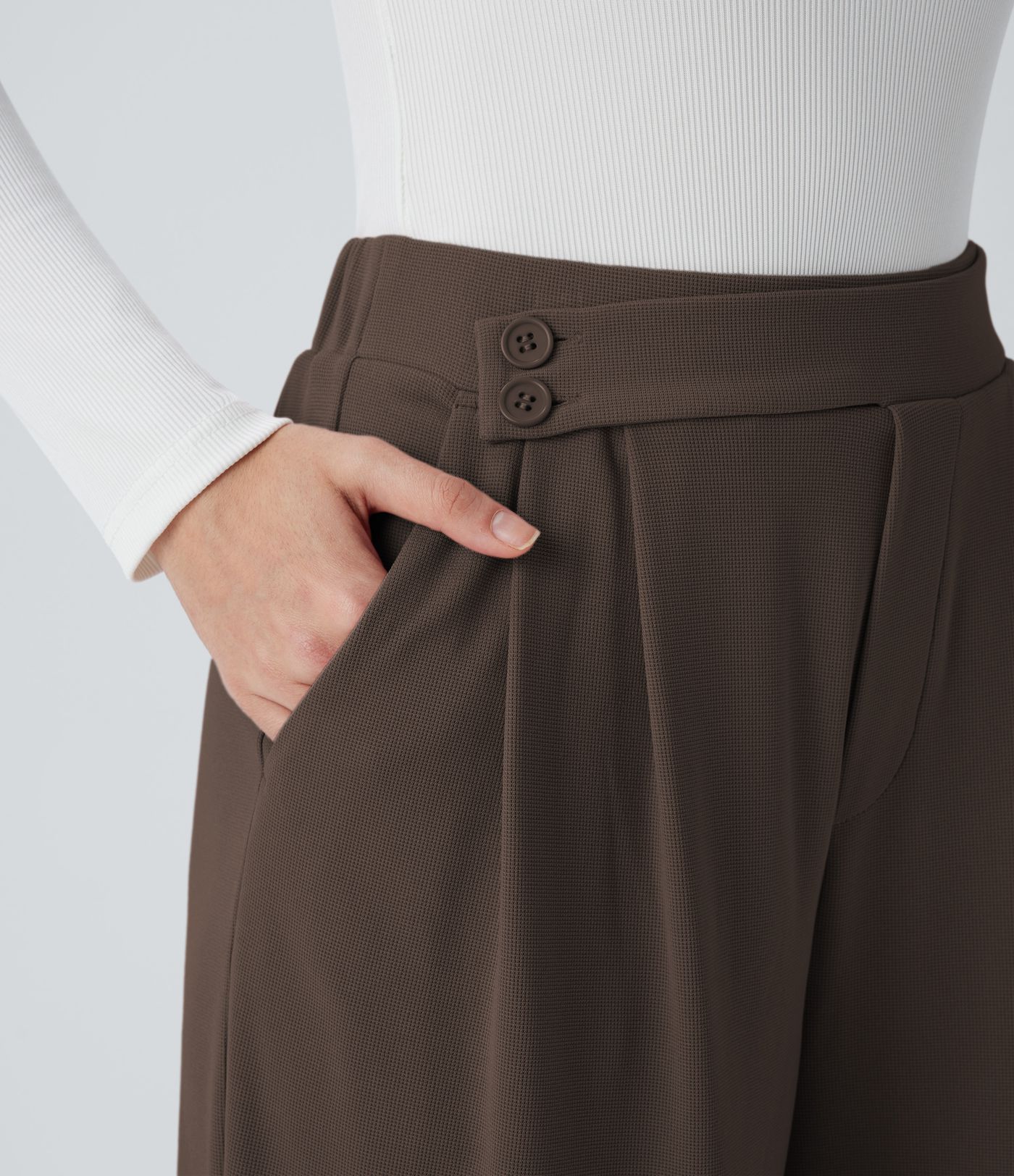 Pantalón tiro alto botón bolsillo lateral plisado pierna ancha