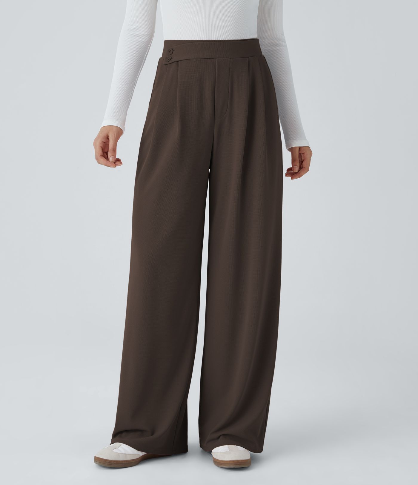 Pantalón tiro alto botón bolsillo lateral plisado pierna ancha