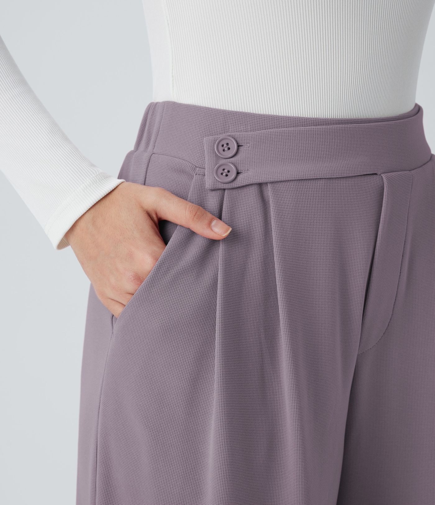 Pantalón tiro alto botón bolsillo lateral plisado pierna ancha