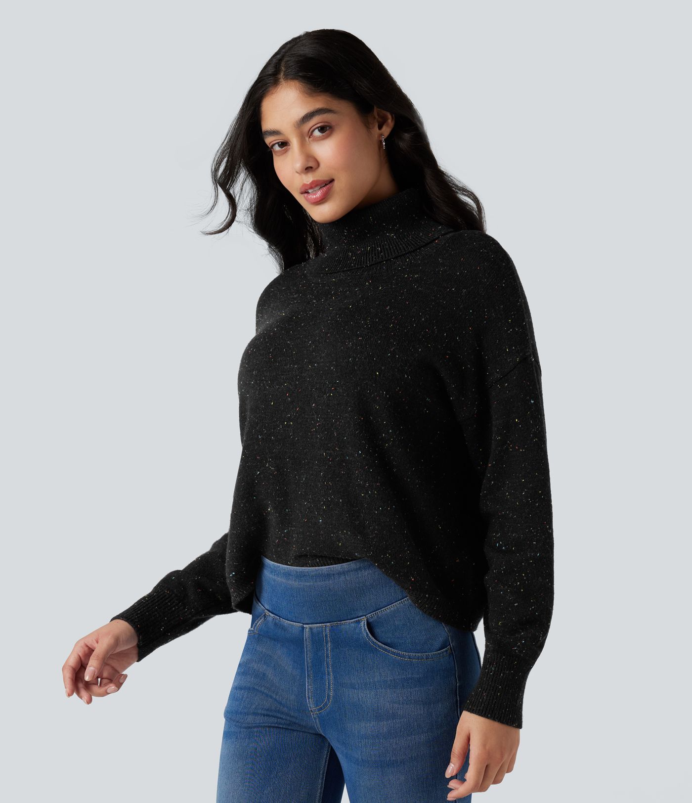 Lässiger Pullover mit hohem Stehkragen und langen Ärmeln